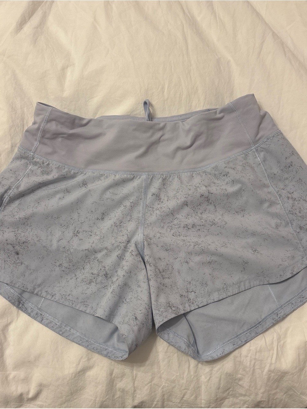 Lululemon mid rise speed up shorts 6